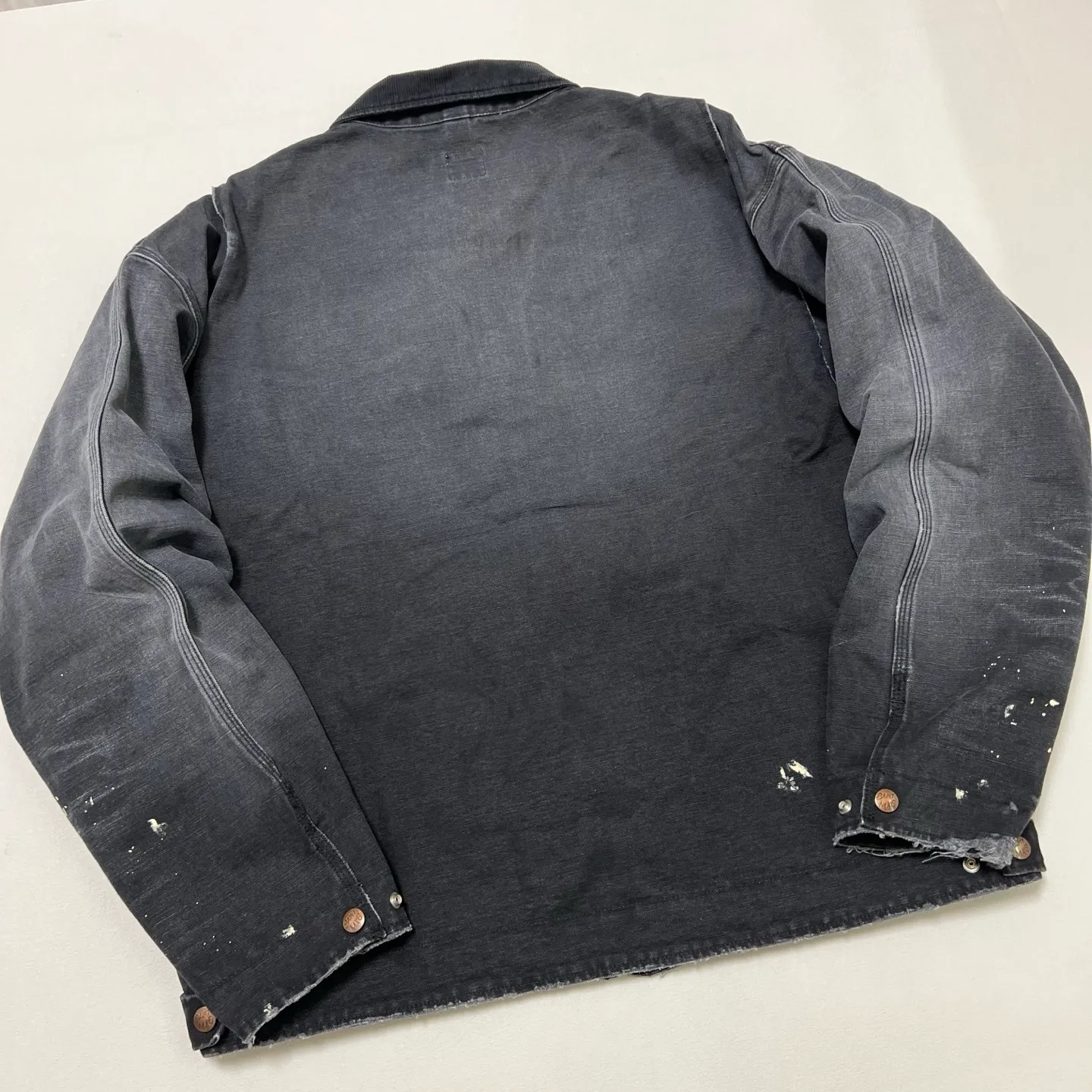 Comparison of panels SAINT Mxxxxxx DETROIT JACKET/DRUG/BLK Detroit Workwear Washed and Distressed Jacket Washed Black S-XL A super heavy-duty Detroit jacket. It took more than 3 months to develop. All details. No detail. Complete reproduction and restoration. Customized washed and faded Assute canvas fabric. Rewashed the watermark to make the bones irregular and whitened. Multiple damage and fraying treatments. The entire garment is completely hand-splashed with ink and paint. Heavy embroidery. Mold-opening with MX6 LOGO buttons Mold-opening customized placket with LOGO zipper No special shape zipper on the chest